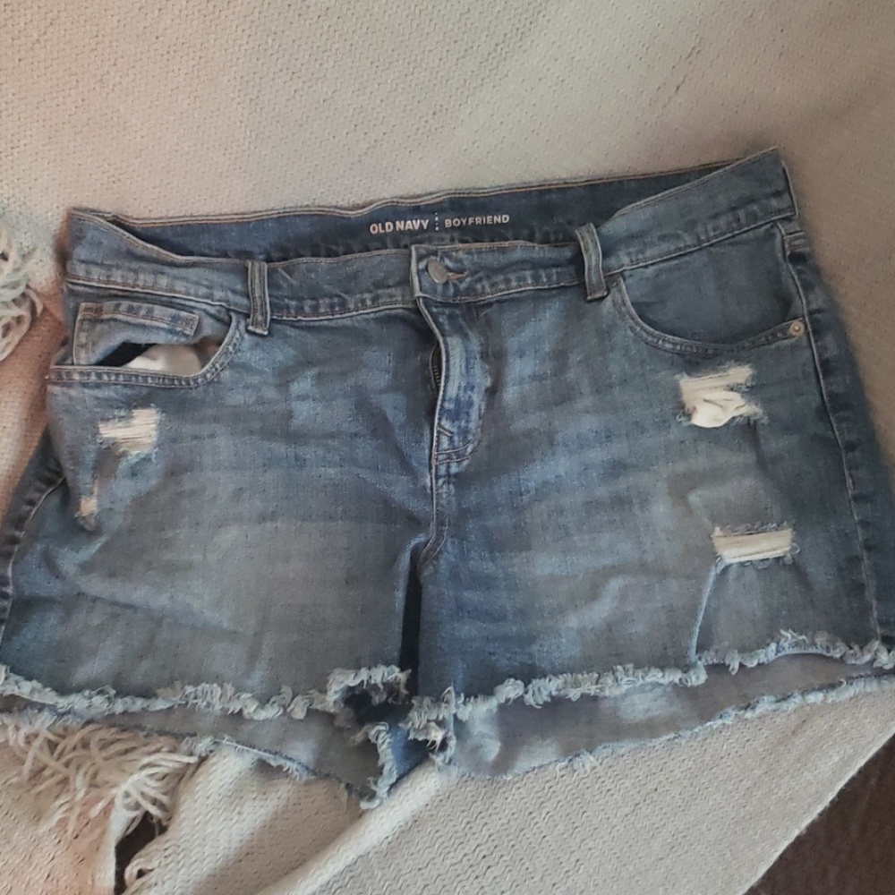 Light wash distressed boyfriend jean shorts